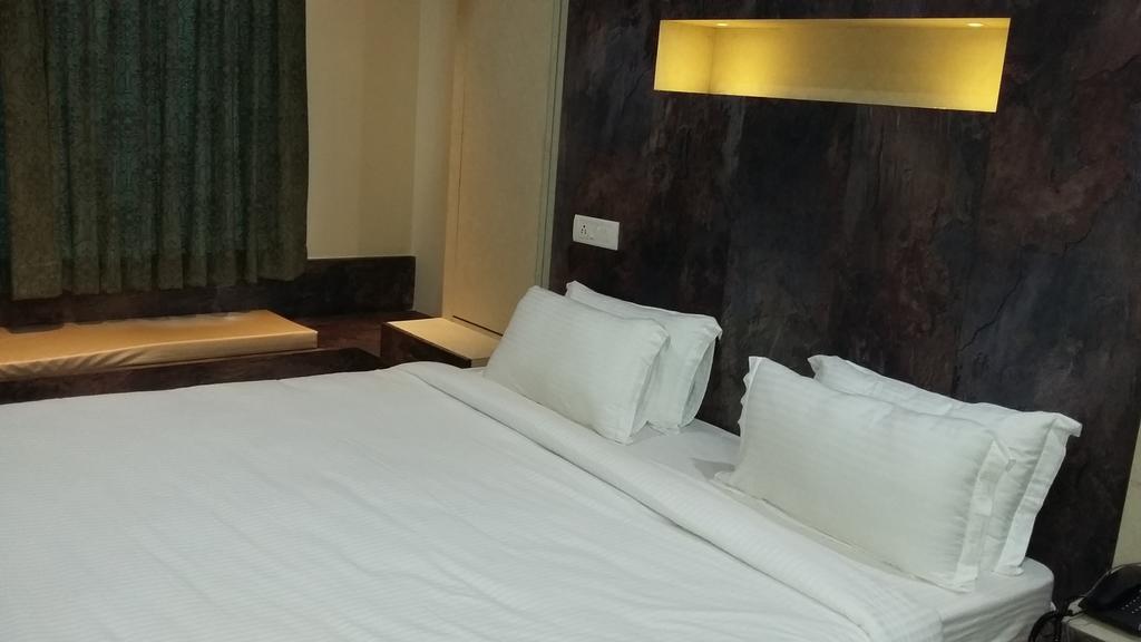 Hotel D' Sapphire Guwahati Exterior foto