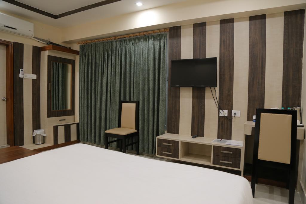 Hotel D' Sapphire Guwahati Exterior foto